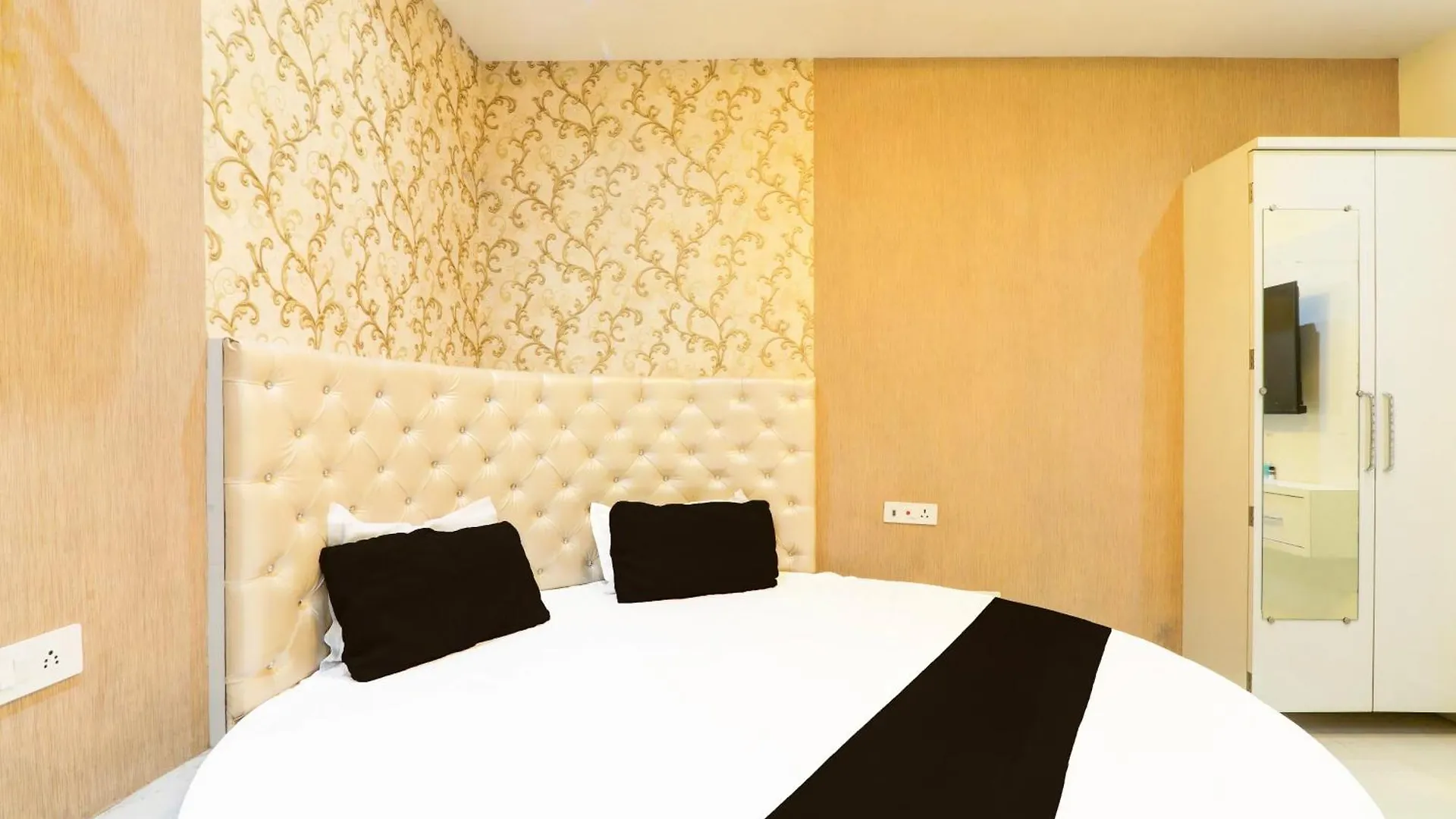 Hotel O Us In Varanasi