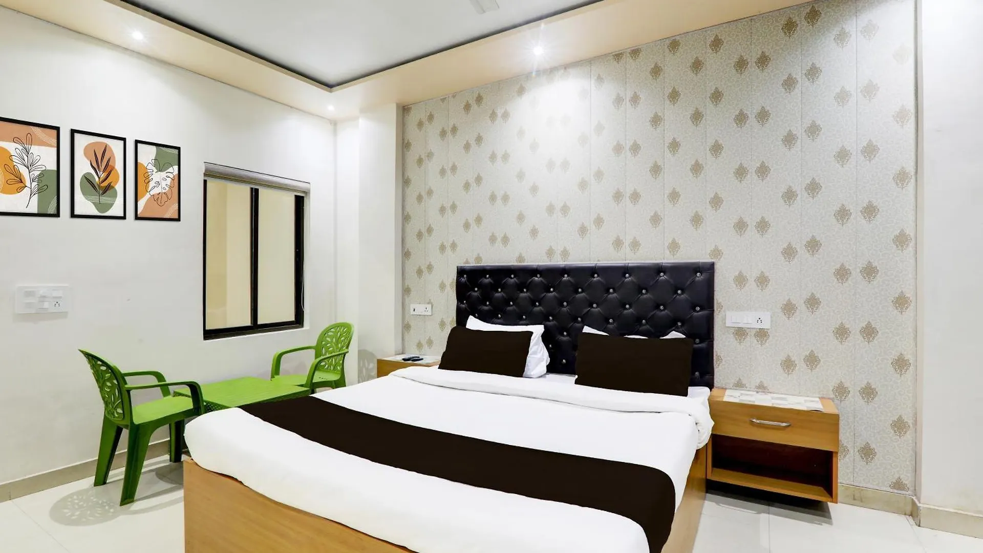 Hotel O Us In Varanasi