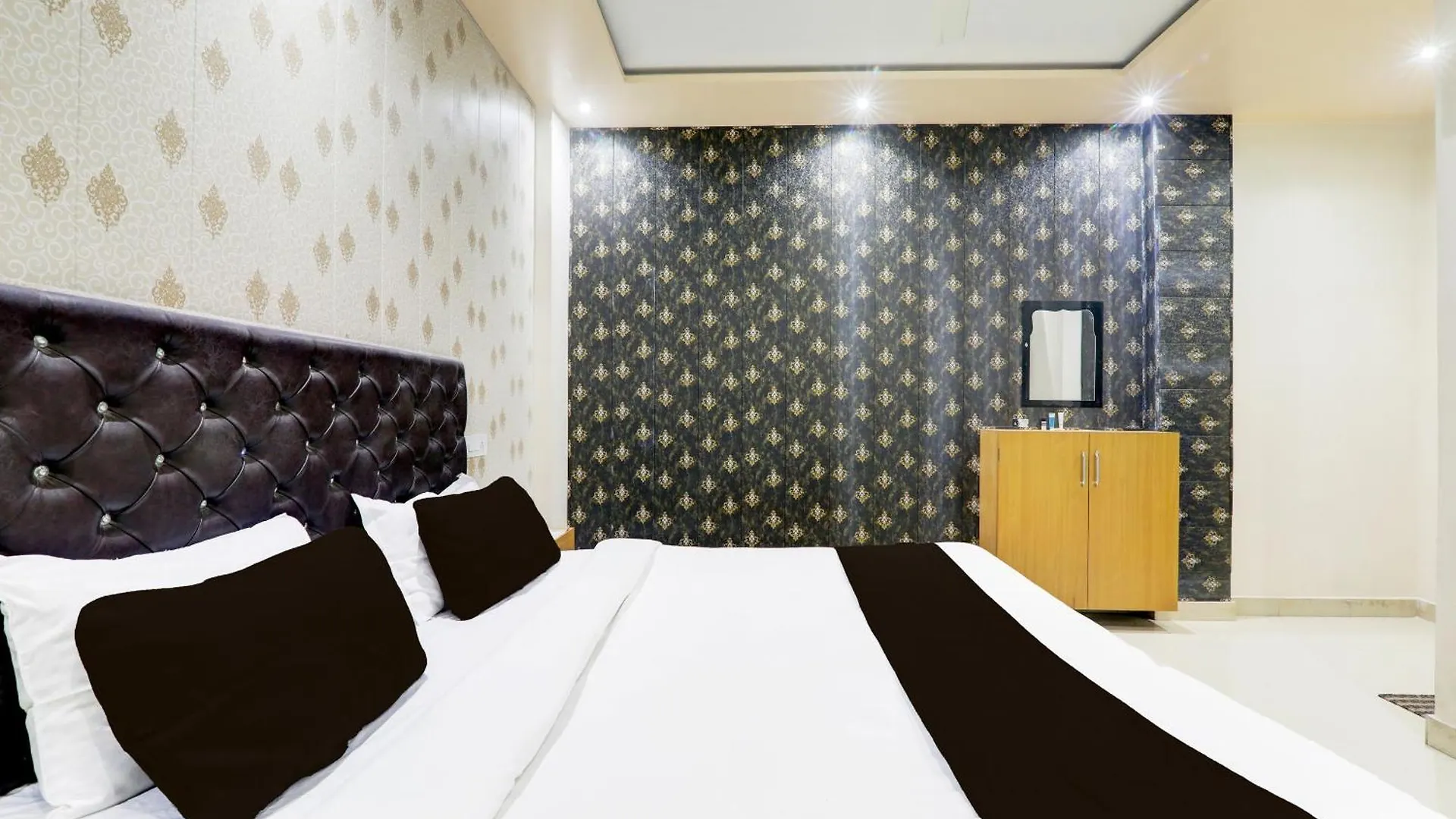 Hotel O Us In Varanasi 3*,  India