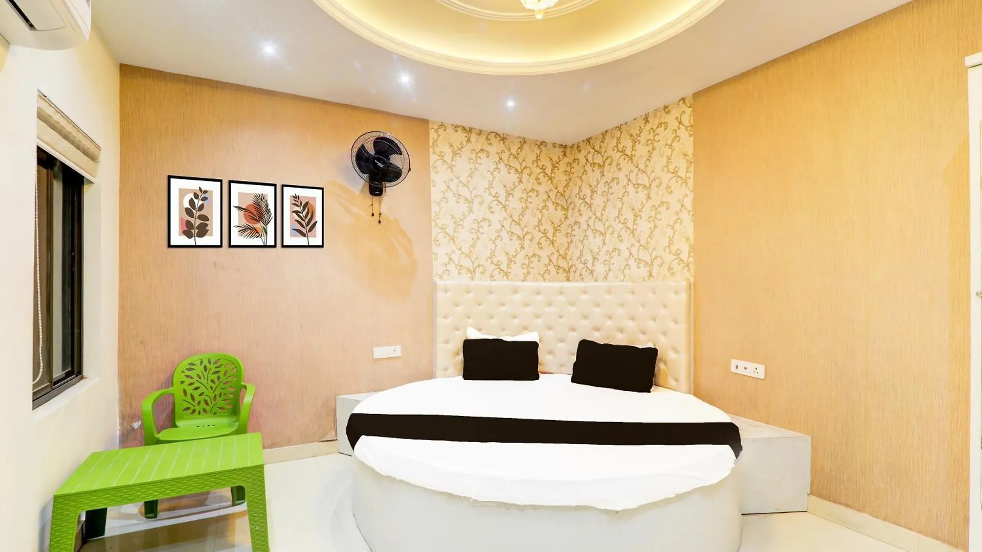 Hotel O Us In Varanasi