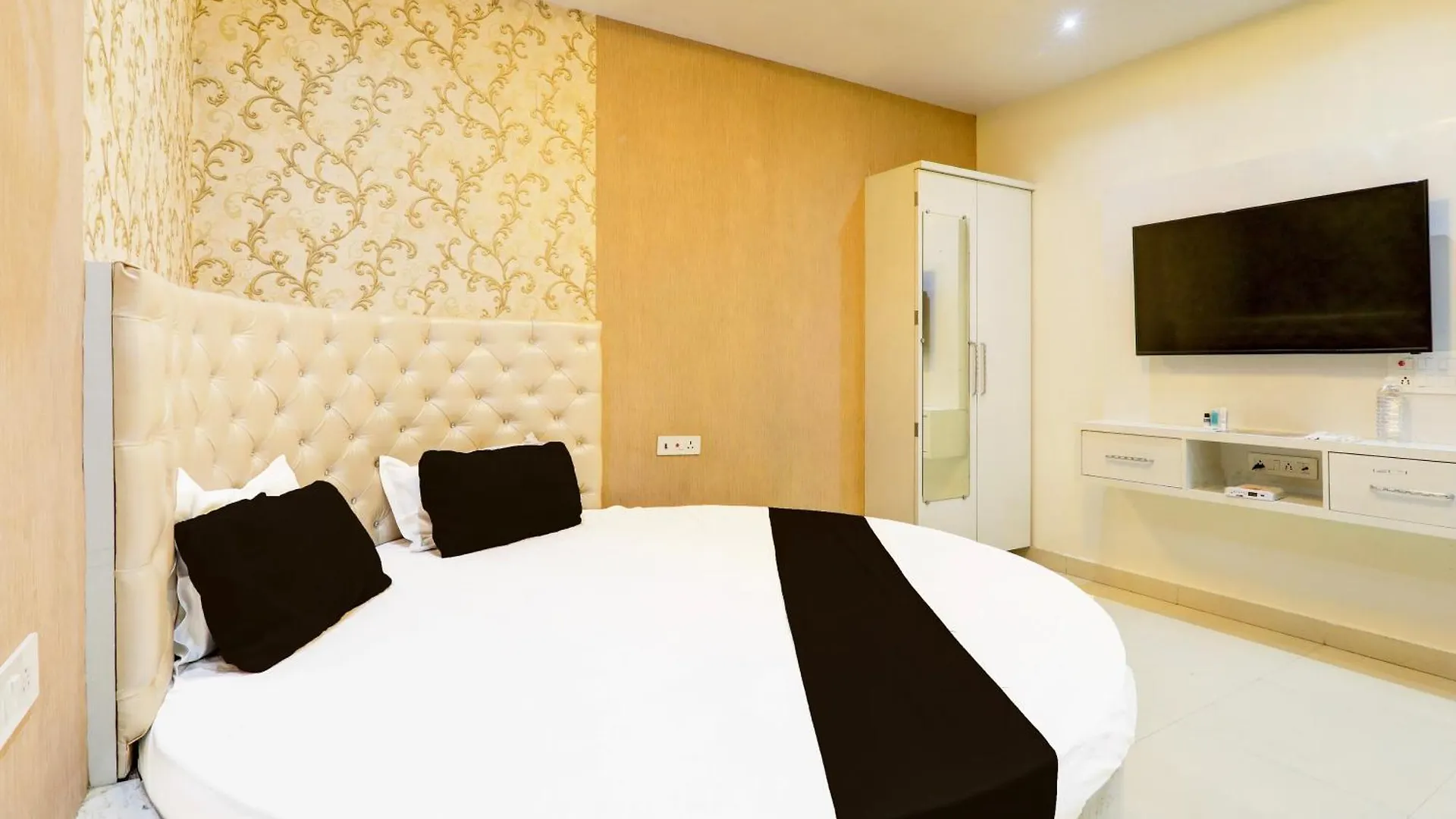 Hotel O Us In Varanasi